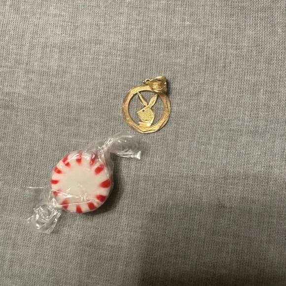 10KT gold playboy pendent - Picture 3 of 3